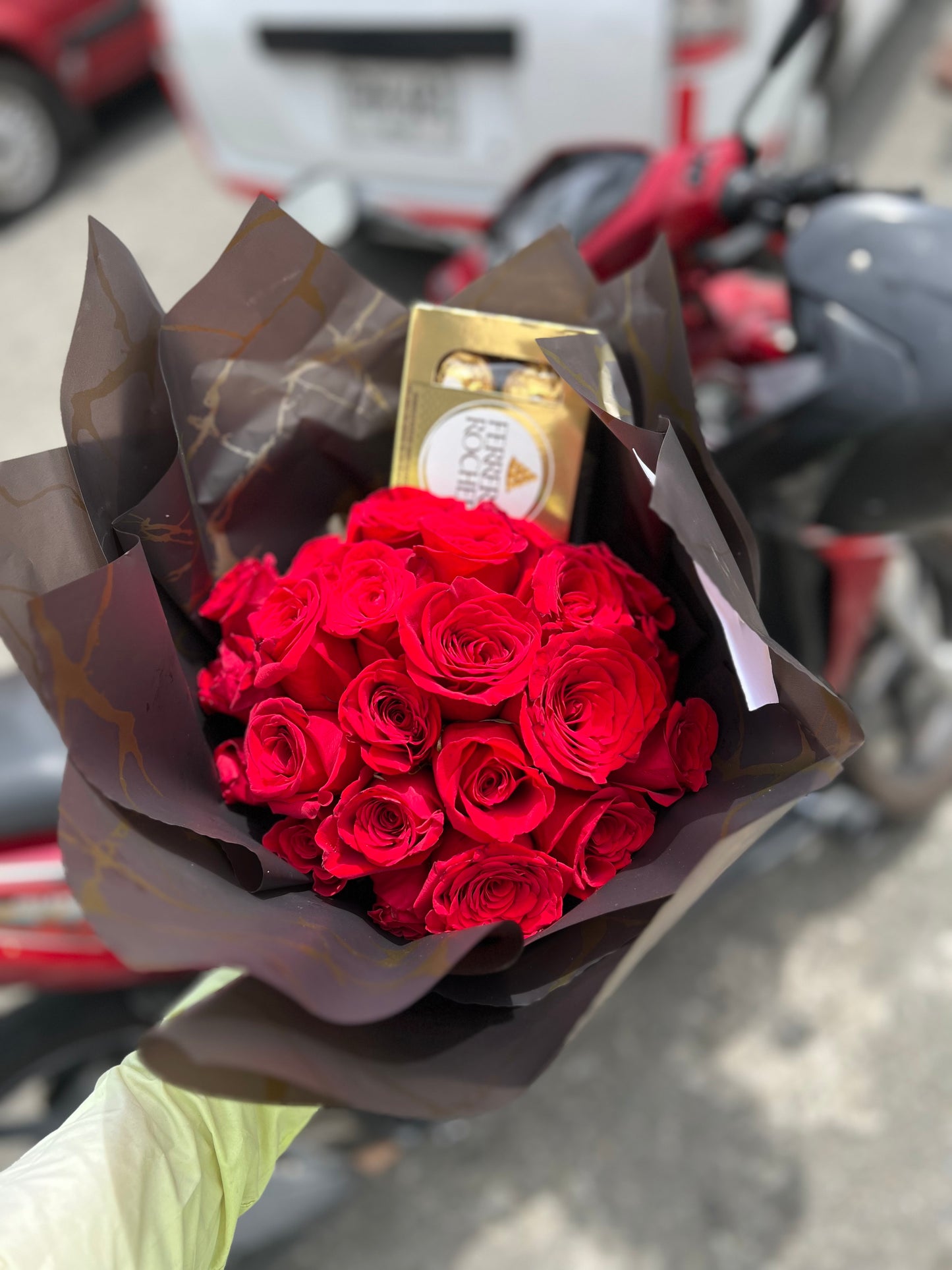 Ramo buchón 30 rosas y Ferrero