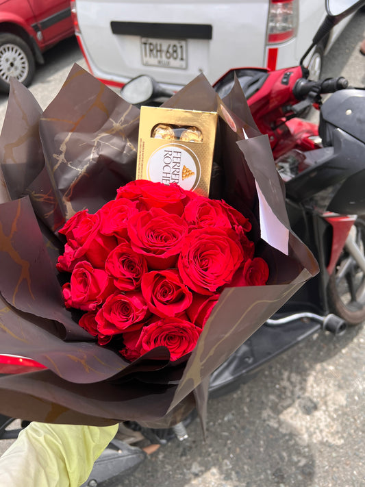 Ramo buchón 30 rosas y Ferrero