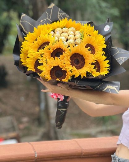 Ramo 24 girasol y Ferrero - Distri Regalos