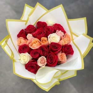 Ramo buchón de rosas combinadas