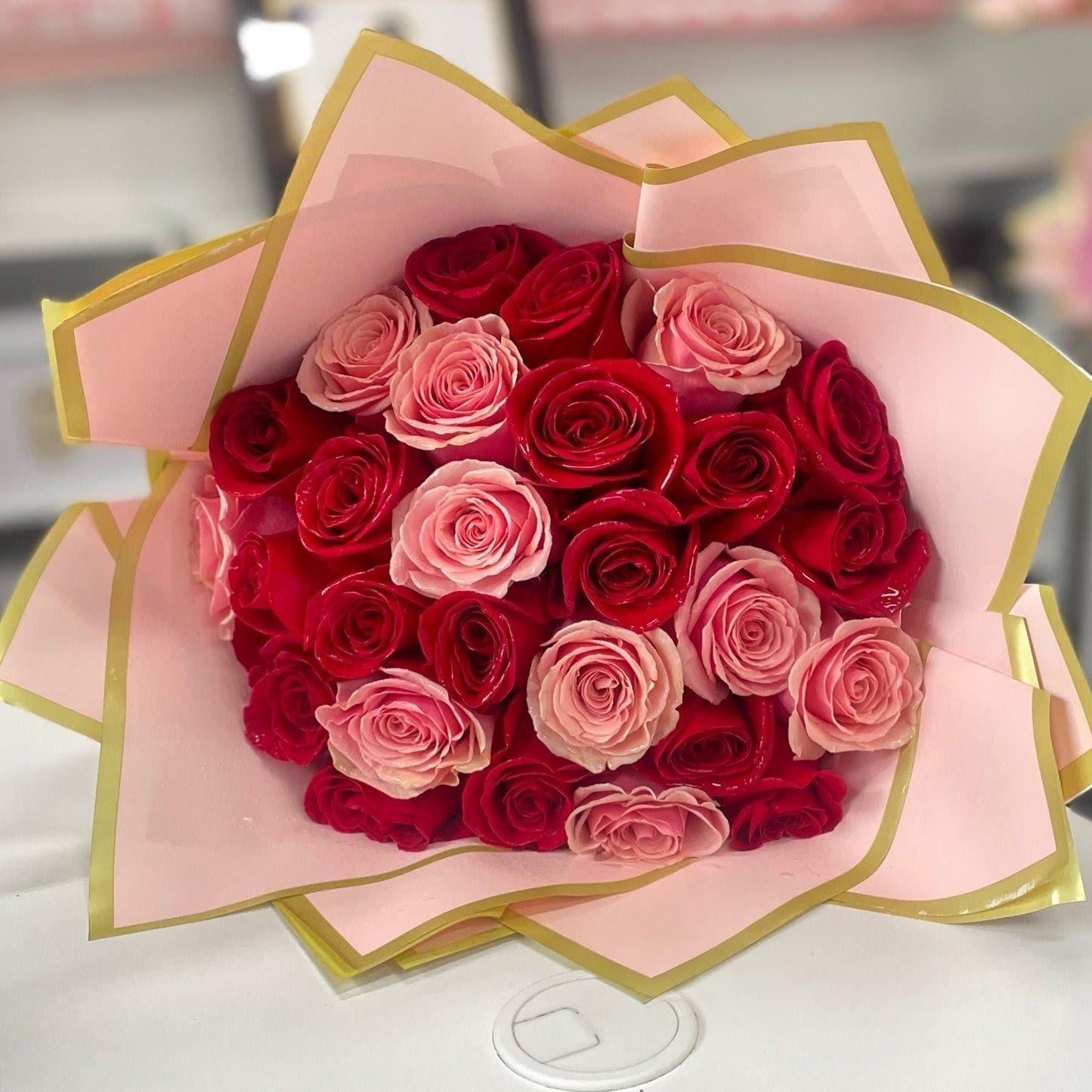 Ramo de rosas rojas y rosadas