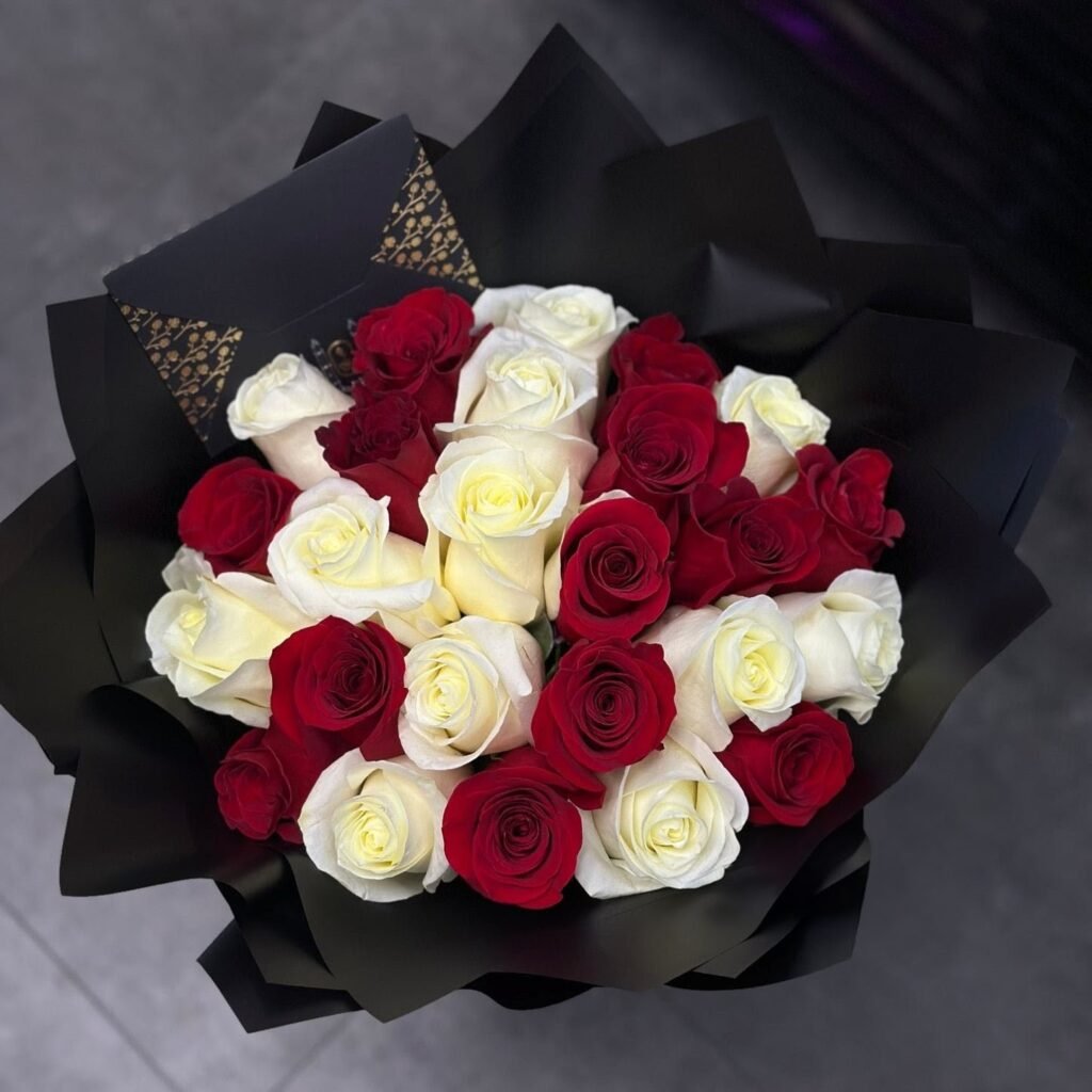Ramo de rosas rojas y blancas